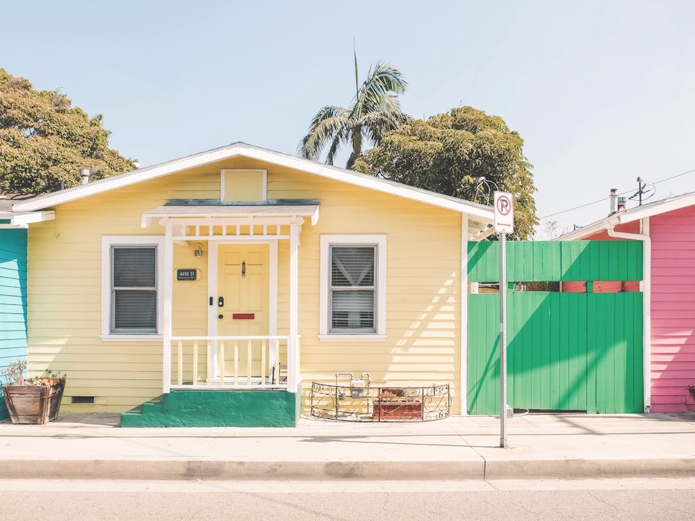 Los Angeles, USA I Pastel summer coastal beachfront houses photography on the Pacific West Coast at Venice beach under the palm trees to surf the beaches of California in a boho atmosphere summer sunny aesthetic