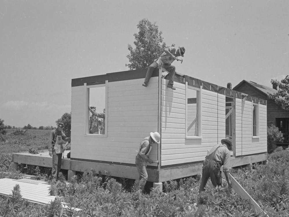 Southeast Missouri Farms Project, Hausaufbau, Paneele an der Ecke befestigen von Russell Lee