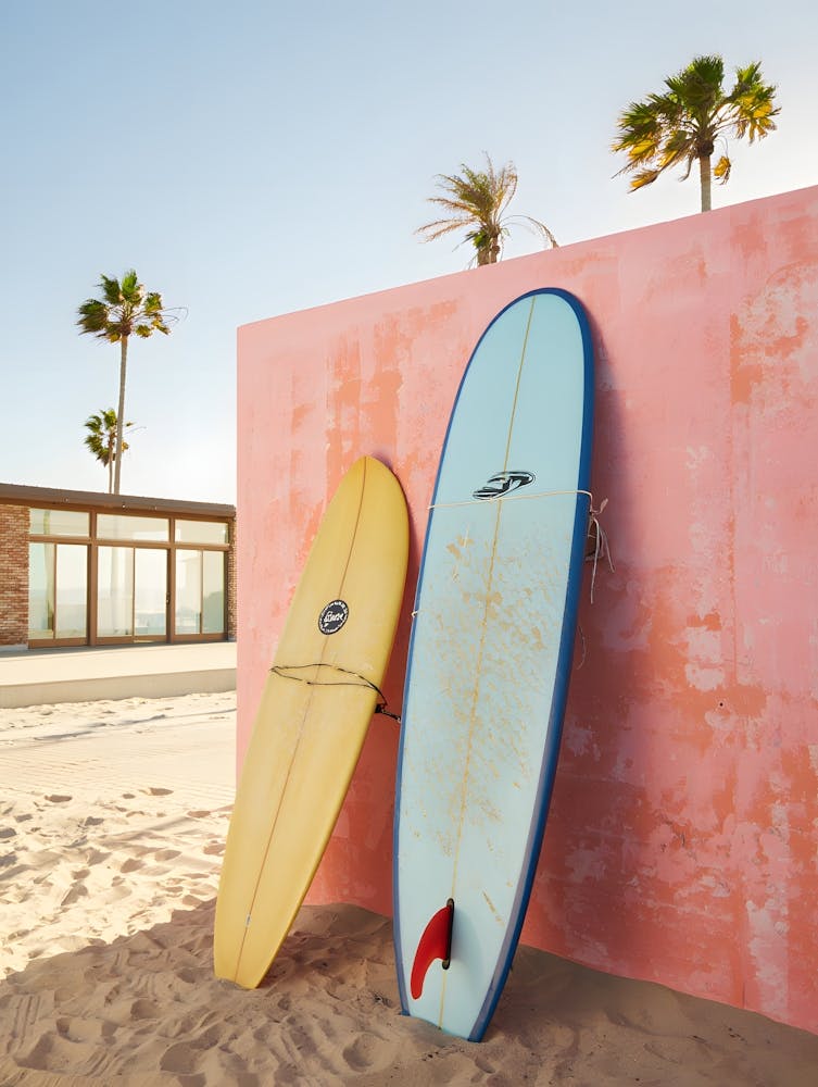 Planches de Surf Appuyées Contre un Mur Rose