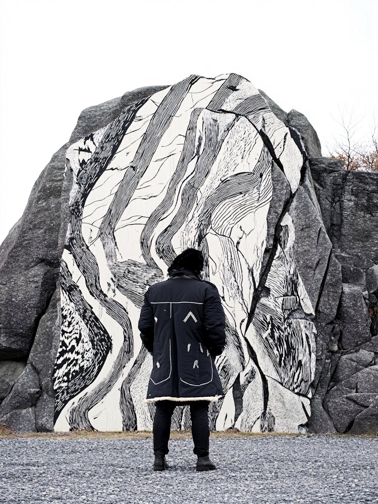 Porträt einer Person vor einem Felsen