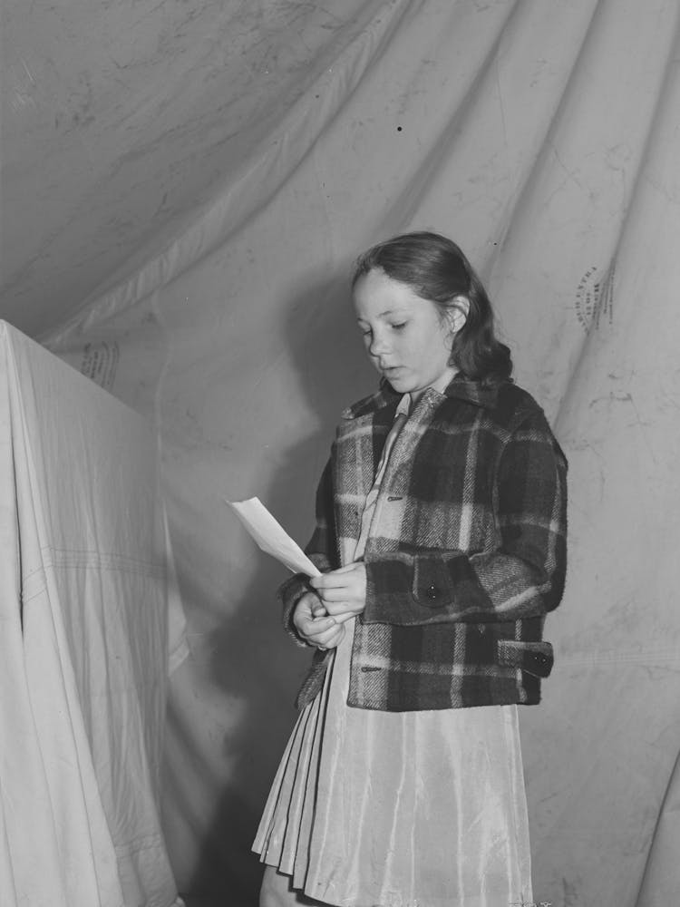 Amateur Night Performer, Fsa (Farm Security Administration) Mobile Camp For Migratory Farm Workers Odell Oregon