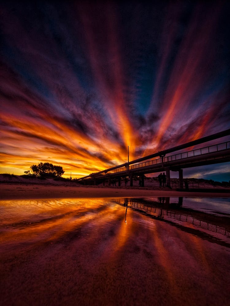 Sonnenuntergangsreflexion am Pier