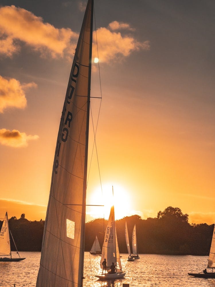 Segelboote bei Sonnenuntergang auf dem Alstersee, Hamnirh
