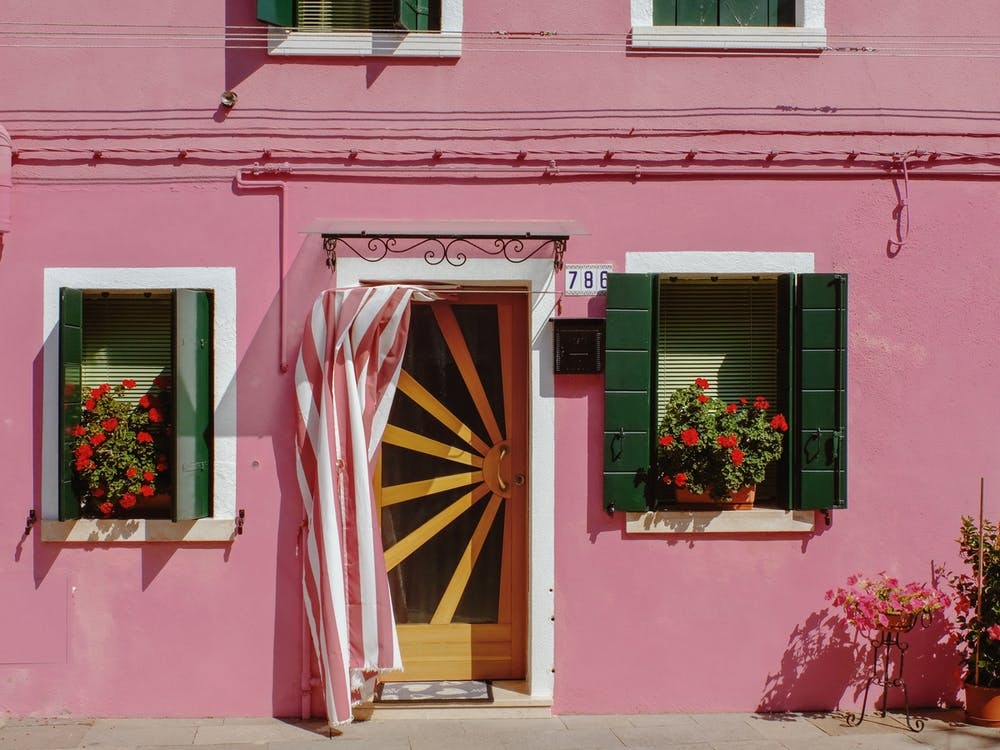 Süßes rosa Haus in Burano, Italien