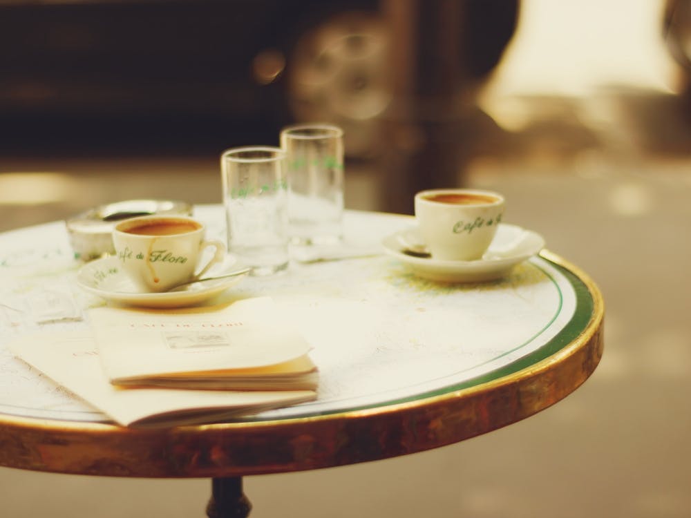 Table de Café Parisienne