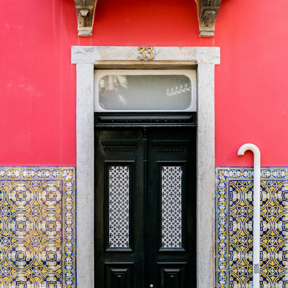 La Porte Noire avec le Mur Rose Portugal Square