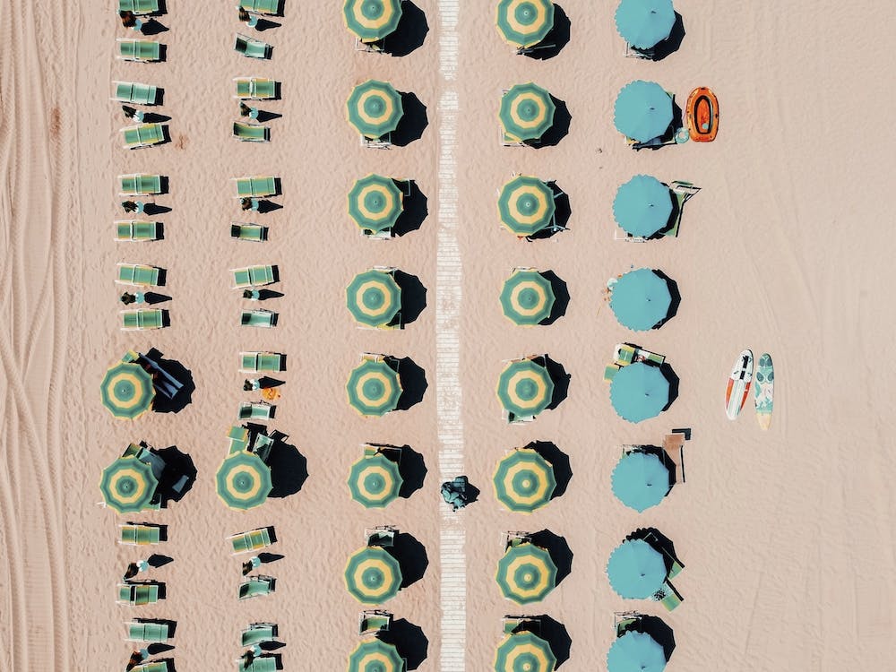 Parasols sur la Plage