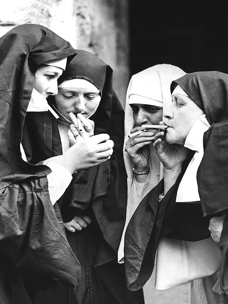 Nonnes Qui Fument, Drôle Photo Ancienne Vintage Noir Et Blanc