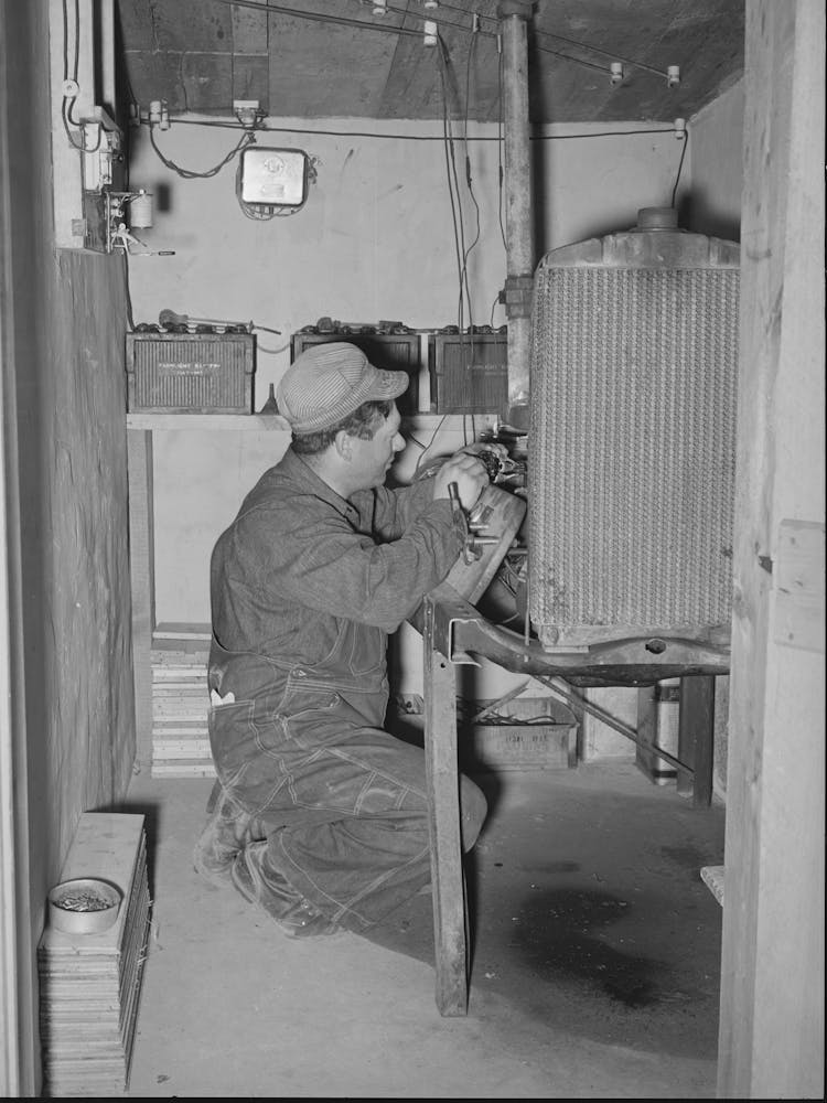 George Hutton, Jr arbeitet an seiner selbstgebauten elektrischen Anlage. Hutton belegte einen Fernkurs in Elektrizität. Und