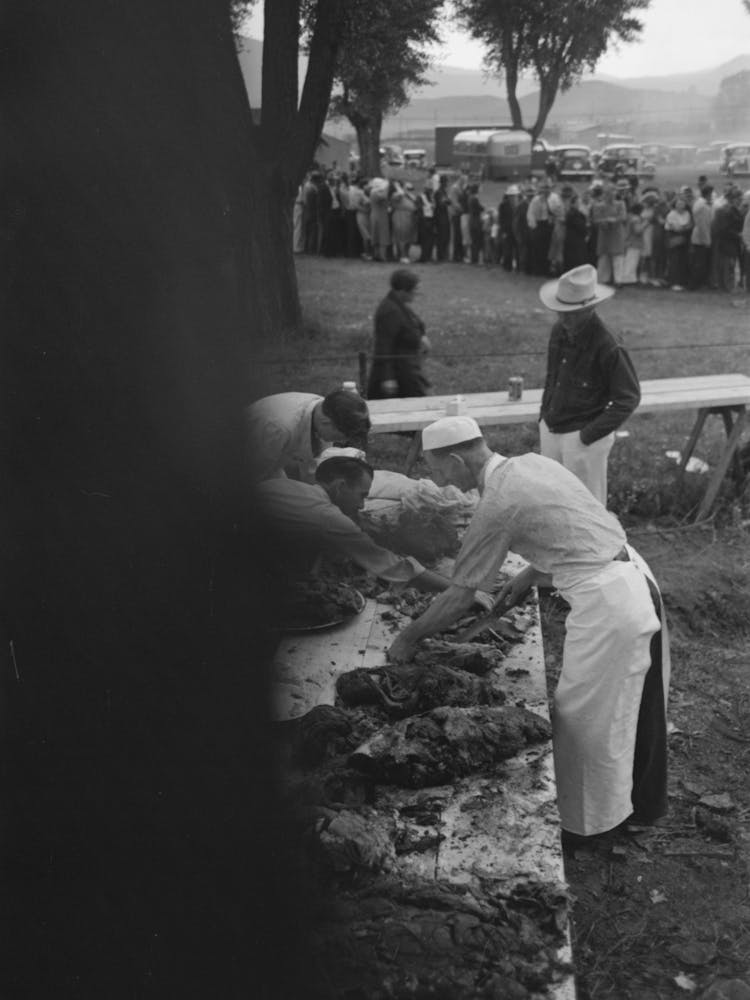 Unbetiteltes Foto, möglicherweise im Zusammenhang mit kostenlosem Barbecue, Labor Day, Ridgway, Colorado von Russell Lee 2