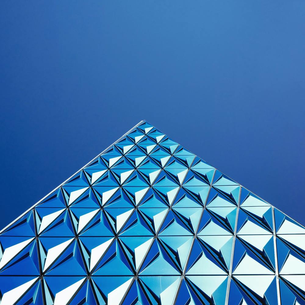 Photographie - Bâtiment Bleu Avec Ciel Bleu