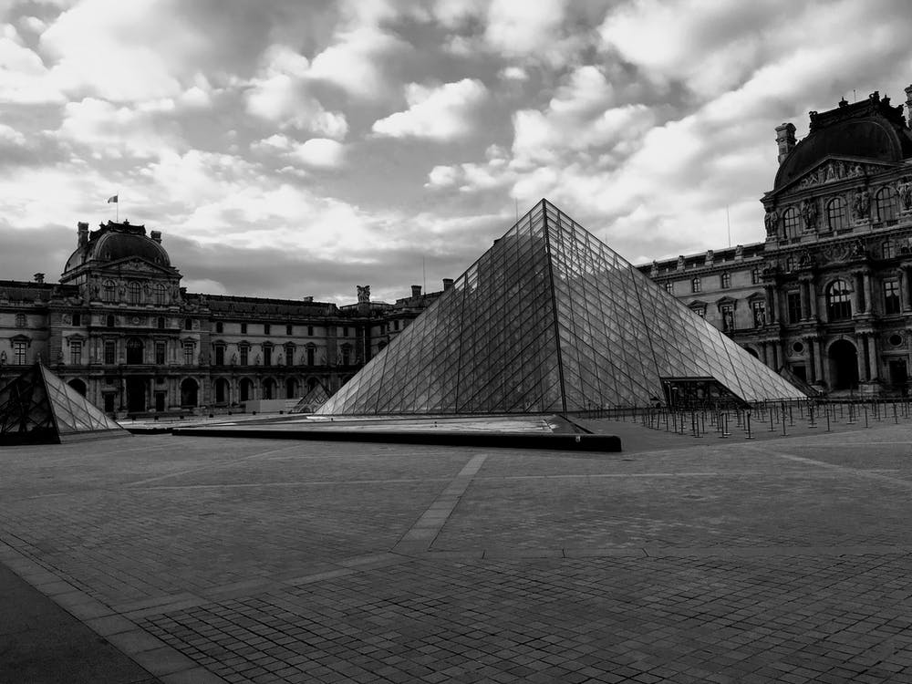 Schwarz-weiße Louvre-Pyramide mit Wolken (Paris-Serie)
