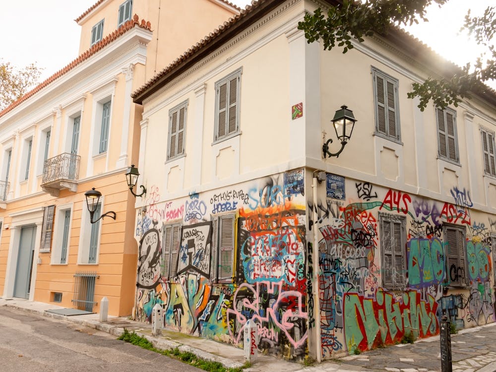 Mit Graffiti bedeckte Gebäude in Athen