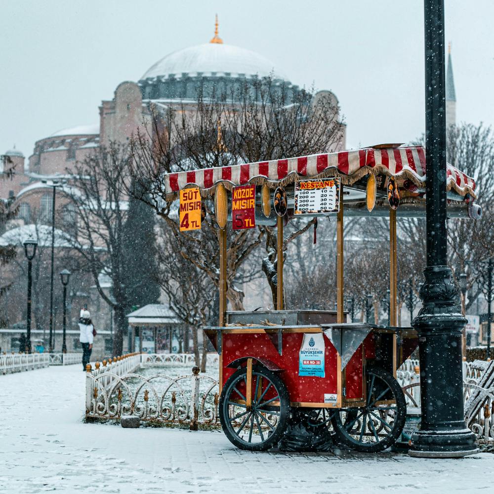 Schneebedeckter Markt in Istanbul