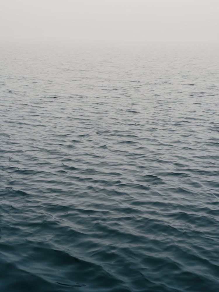 Petites Vagues Dans Une Mer Italienne Brumeuse