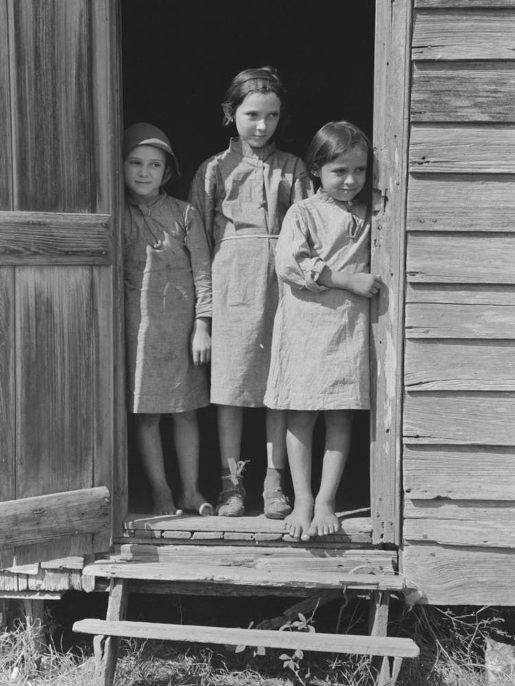 Kinder von Tagelöhnern im Türrahmen ihres Hauses nahe New Iberia, Louisiana von Russell Lee