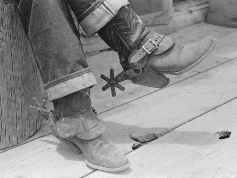 Détail des bottes et éperons de fermier, Pie Town, New Mexico par Russell Lee