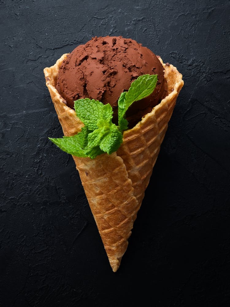 Crème glacée dans une coupe gaufrée — Affiche/tableau de cuisine, art photographique