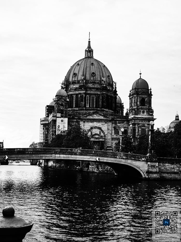 A groggy looking Berlin Cathedral