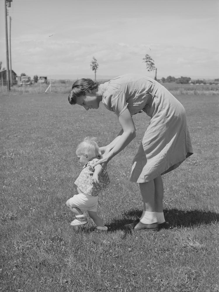 Farm Worker S Wife Teaches Her Baby Girl To Walk At The Fsa (Farm Security Administration) Labor Camp
