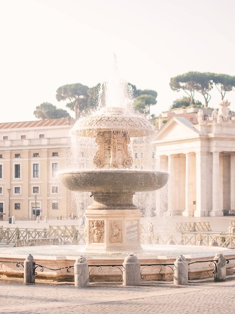 Rome, Italie I Fontaine de la Place Saint-Pierre au Vatican capturée dans la douce lumière du lever du soleil matinal avec une atmosphère lumineuse sereine et une esthétique pastel pour une photographie d'architecture rétro vintage estivale