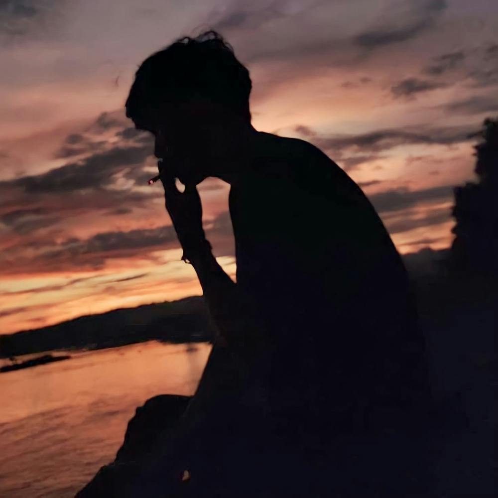 Silhouette eines Mannes bei Sonnenuntergang
