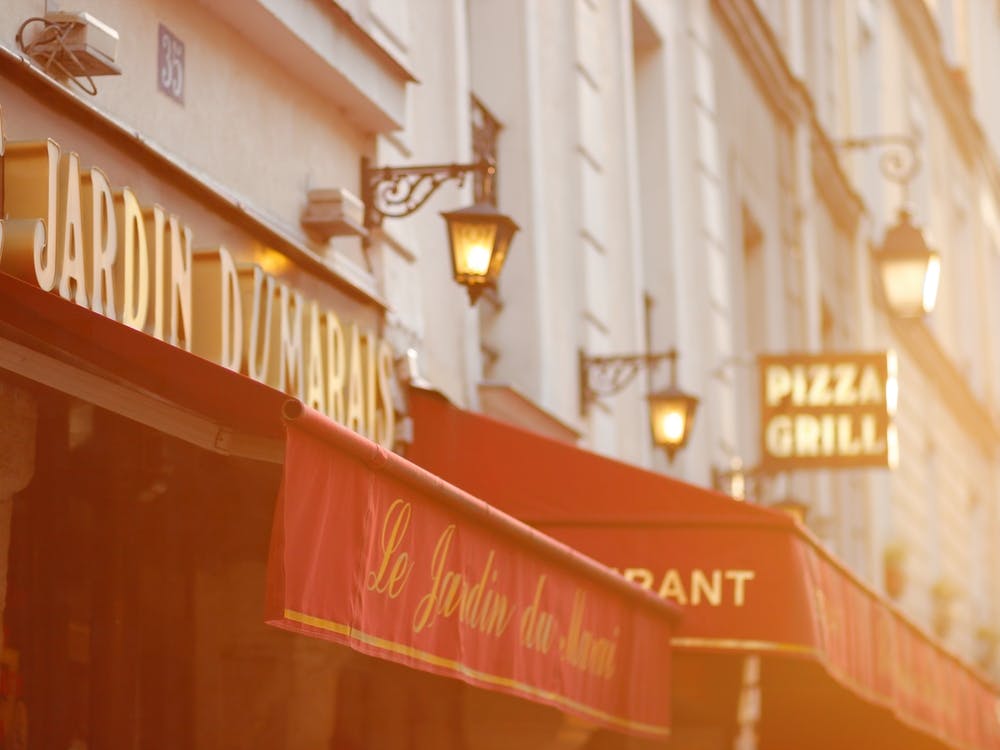 Paris Rote Markisen im goldenen Sonnenschein Art Print by Nina's Clicks – Fy!