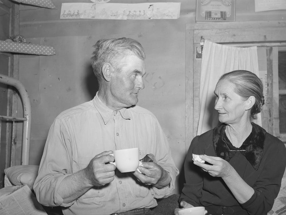 Herr und Frau Besson beim Kuchen- und Kaffeetrinken auf einer Forty Two Party bei sich zu Hause, Pie Town, New Mexico