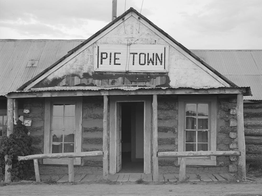 Unbetiteltes Foto, möglicherweise bezogen auf den Eingang zum Hotel, Pie Town, New Mexico von Russell Lee