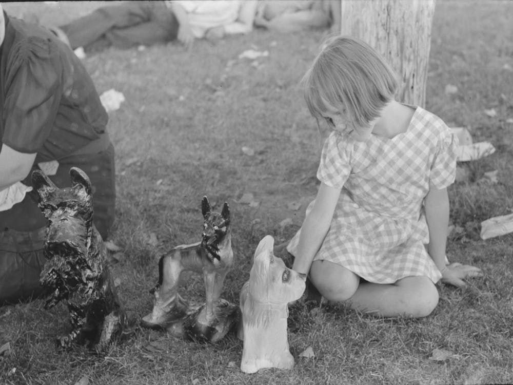 Unbetiteltes Foto, möglicherweise bezogen auf Little Girl Plays With Prizes Won At Concession, Fourth Of July, Vale, Oregon von Russell