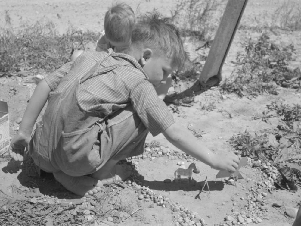Sohn eines Farmarbeiters im FSA (Farm Security Administration) Arbeitslager, Caldwell, Idaho von Russell Lee