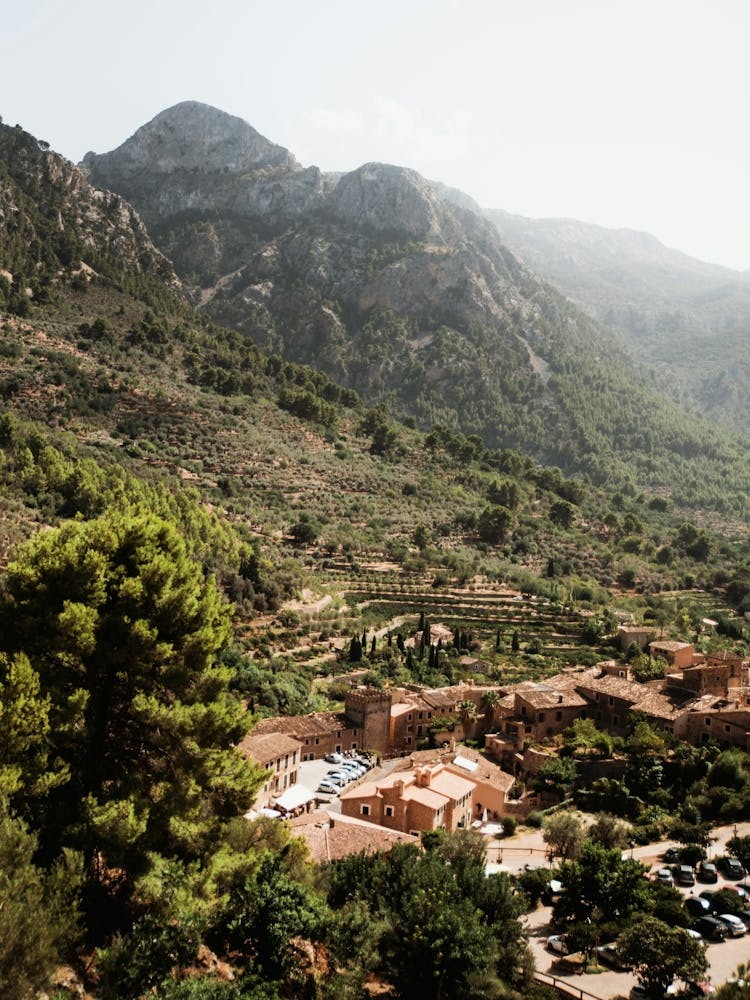 Village Espagnol Majorque | Vue sur la montagne et les jolies maisons en Espagne