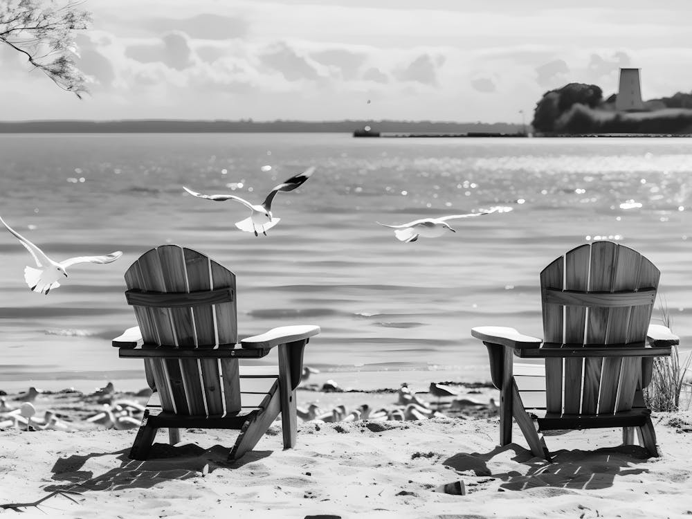 Adirondack-Stühle am Strand