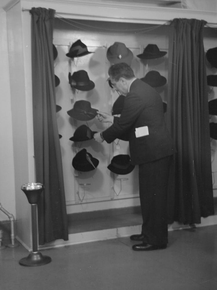 Unbetiteltes Foto, Möglicherweise bezogen auf Model das Hut anprobiert für einen Käufer, New York City Showroom, Jersey 1
