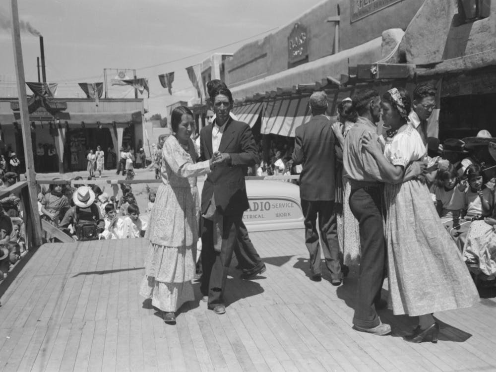 Photo Sans Titre, Probablement Liée À La Danse Hispano-Américaine Indigène, Fiesta, Taos, Nouveau-Mexique Par Russell Lee 1