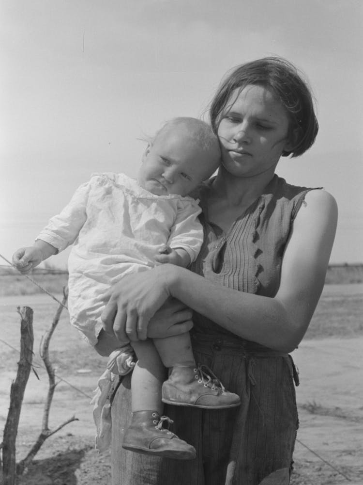 Migrant Mother And Child Near Harlingen, Texas By Russell Lee