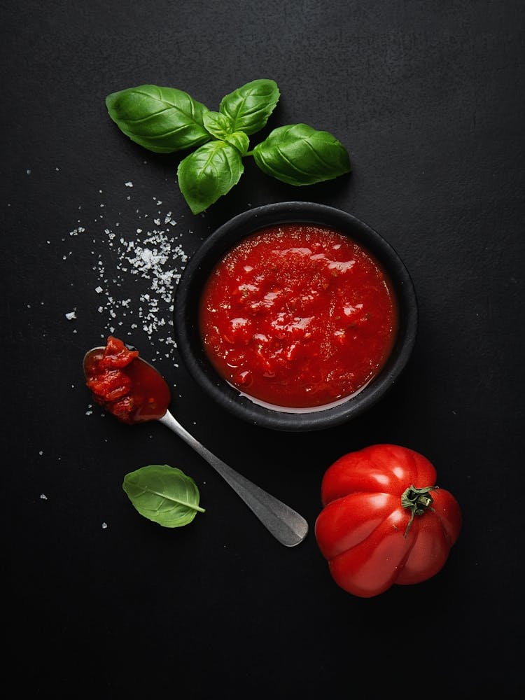 Tomatensauce & Basilikum (Italienisches Essen) — Essen Küchenposter/Tafel, Foto-Kunst