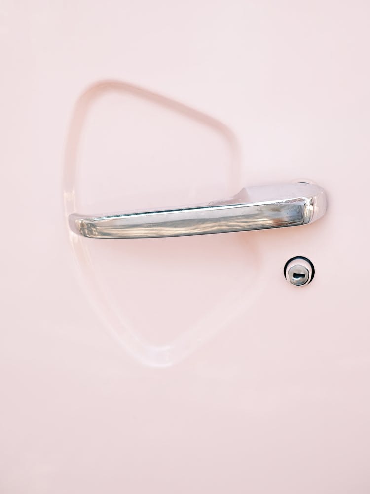 Rosa Hippie Van Türgriff // Ibiza Reisefotografie