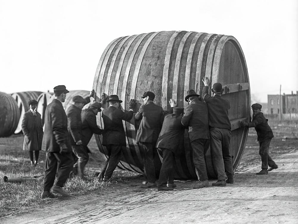 Gruppe von Männern hebt ein riesiges Bierfass, Schwarz-Weißes Vintage Foto