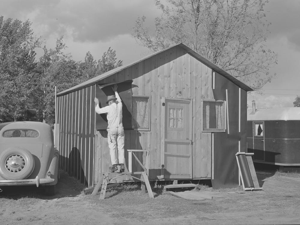 Hüttenpark-Besitzer bringen Teerpappe-Verkleidung als Vorbereitung auf winterliches Wetter an, Hermiston, Oregon von Russell Lee