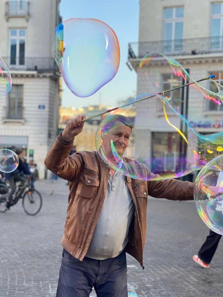 Vieil Homme Soufflant des Bulles de Savon