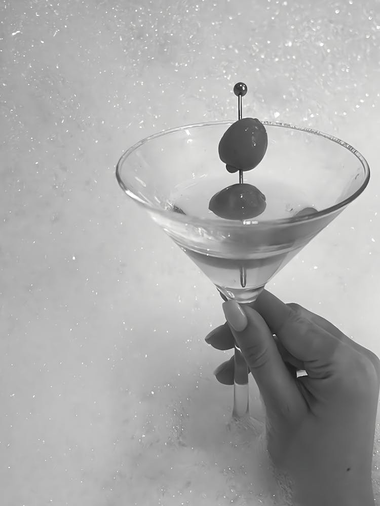 Impression Femme Buvant un Martini dans la Baignoire, Noir et Blanc, Art Mural Chariot de Bar Vintage, Affiche Cocktail, Décoration Salle de Bain Filles