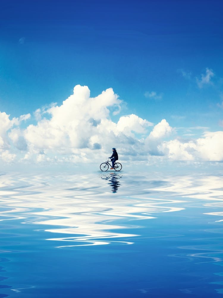 Person fährt Fahrrad im Wasser