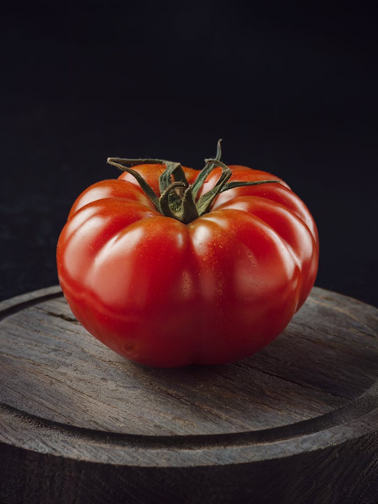 Tomate auf einem Holzbrett