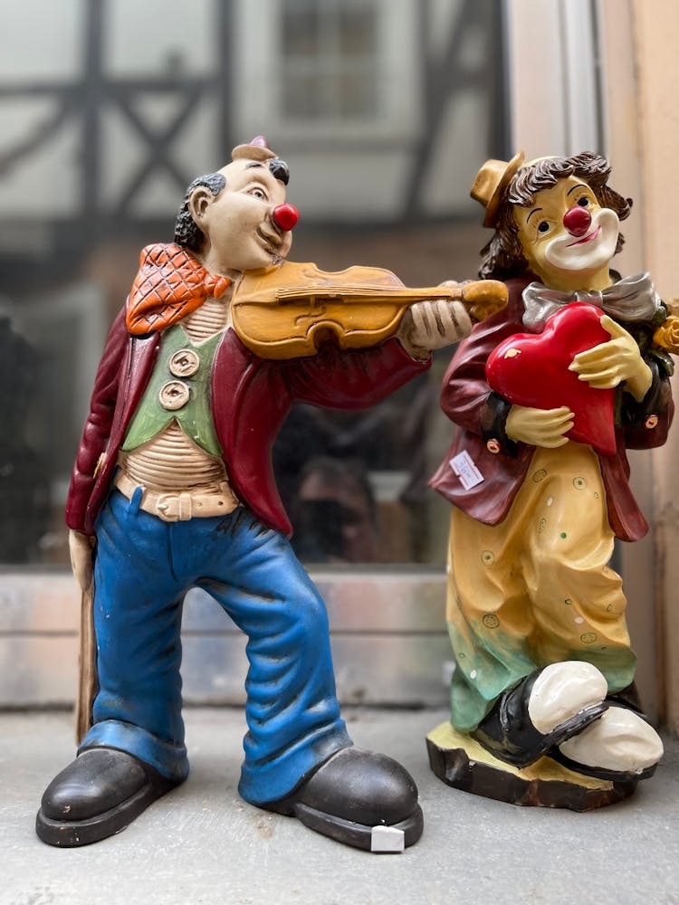 Two singing clowns