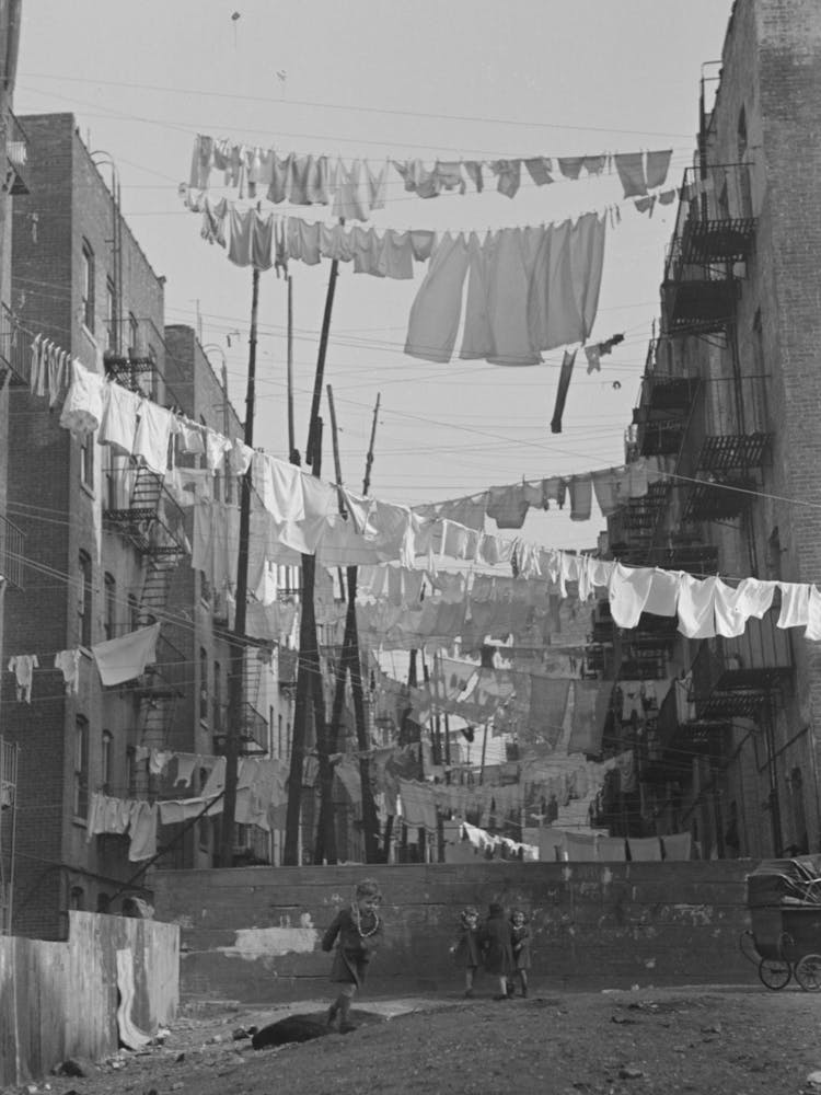 Unbetiteltes Foto, möglicherweise im Zusammenhang mit einer Allee von Wäscheleinen zwischen 138. und 139. Street Apartments