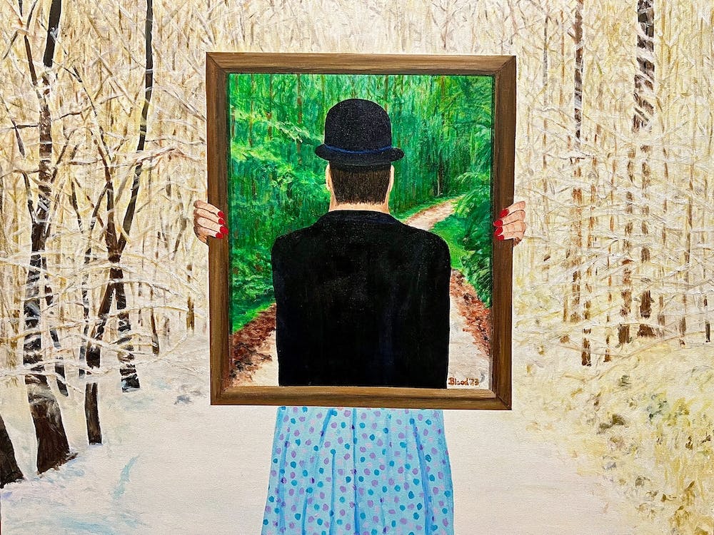 Frau im Winter hält Gemälde von Mann im Sommer in gleicher Umgebung