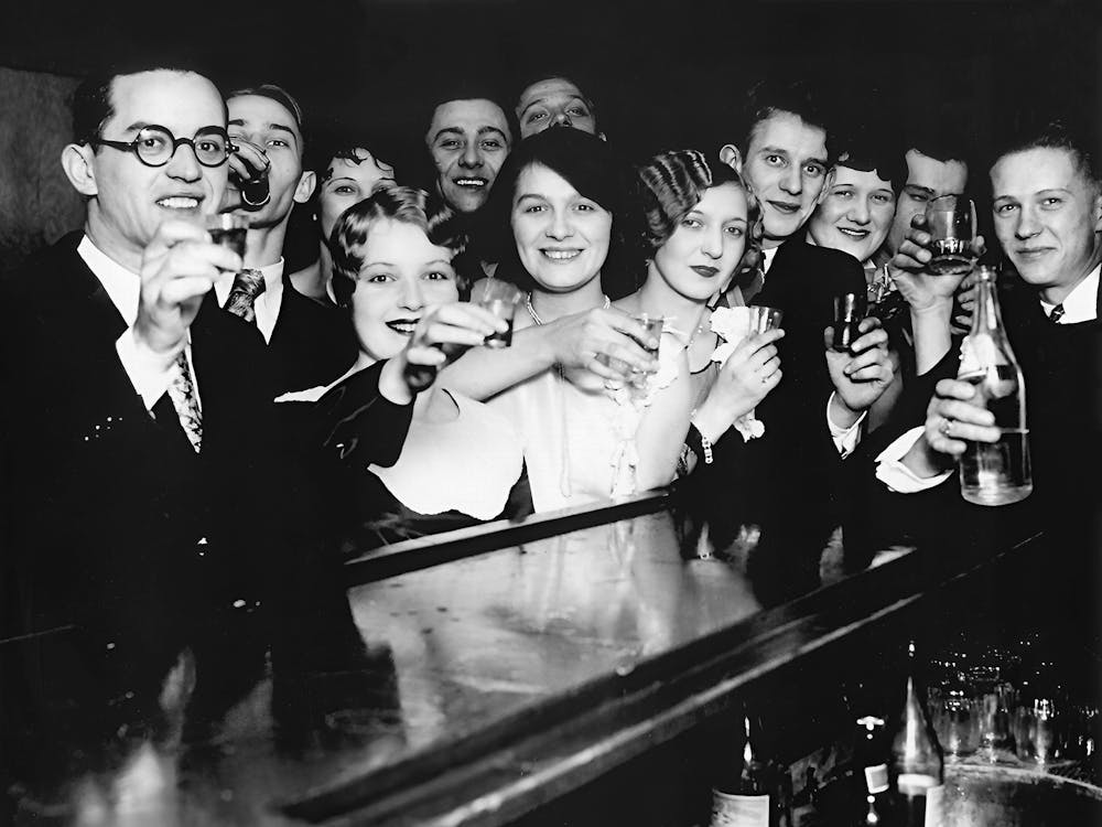 Prohibition, Leute an einer Bar, Altes Vintage Schwarz-Weiß Foto, Barwagen-Deko