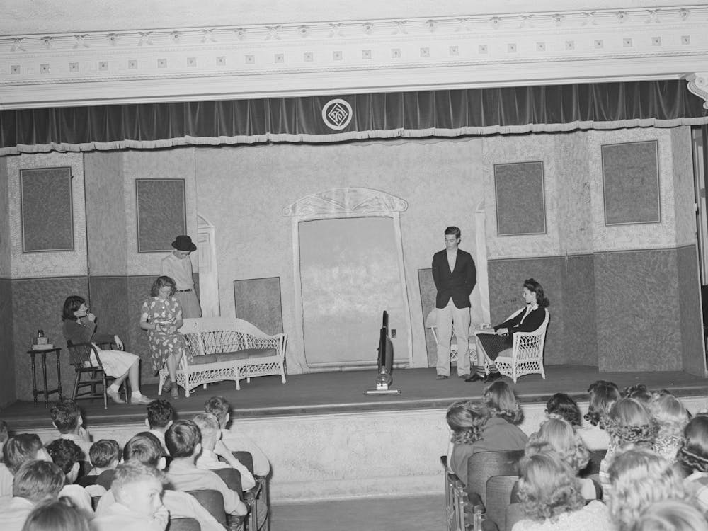 Schulkinder beobachten Theaterstück der Abschlussklasse, San Augustine, Texas von Russell Lee