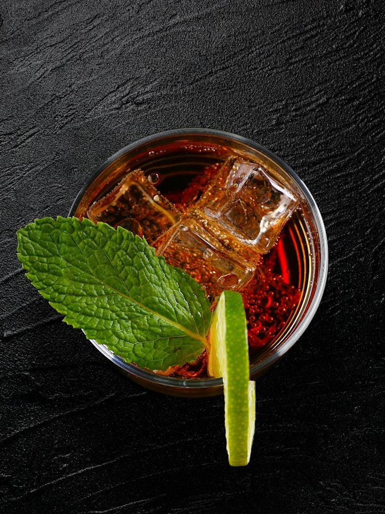 Rum cocktail with cola and mint — Food kitchen poster/blackboard, photo art